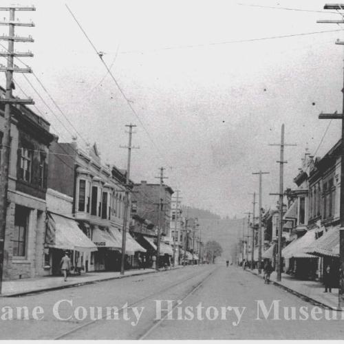 Street view of 9th Street in 1909